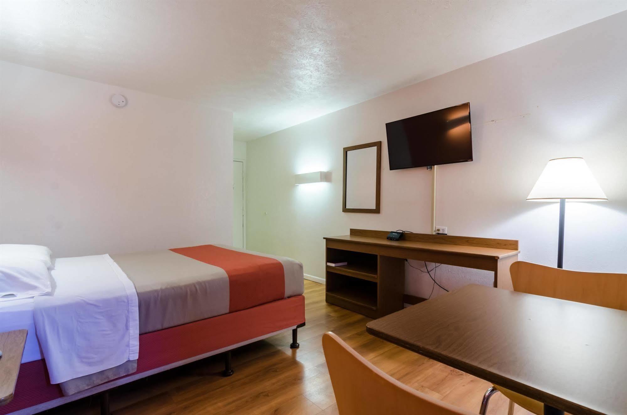 Rodeway Inn เอ็มโพเรีย ภายนอก รูปภาพ