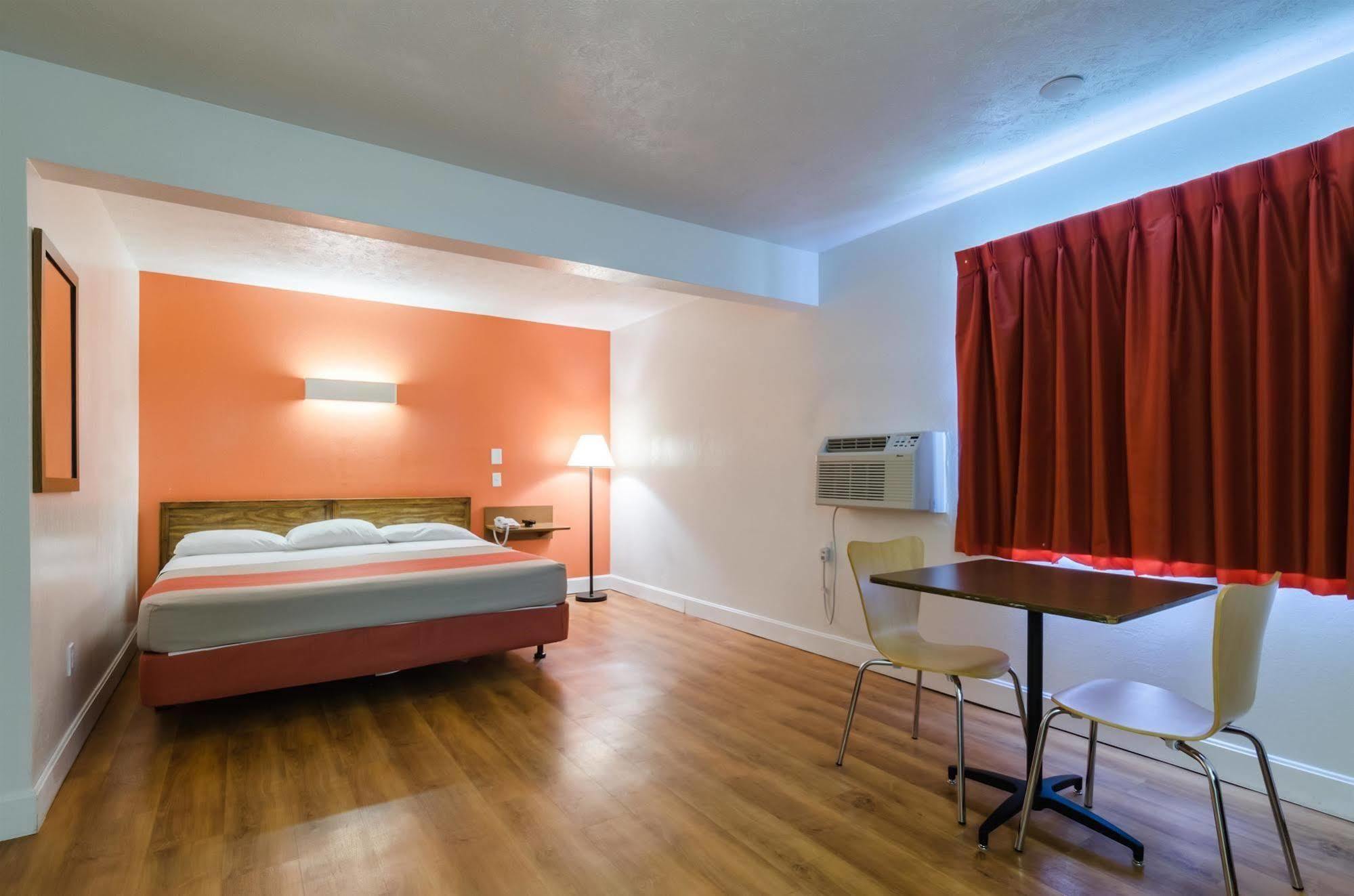 Rodeway Inn เอ็มโพเรีย ภายนอก รูปภาพ